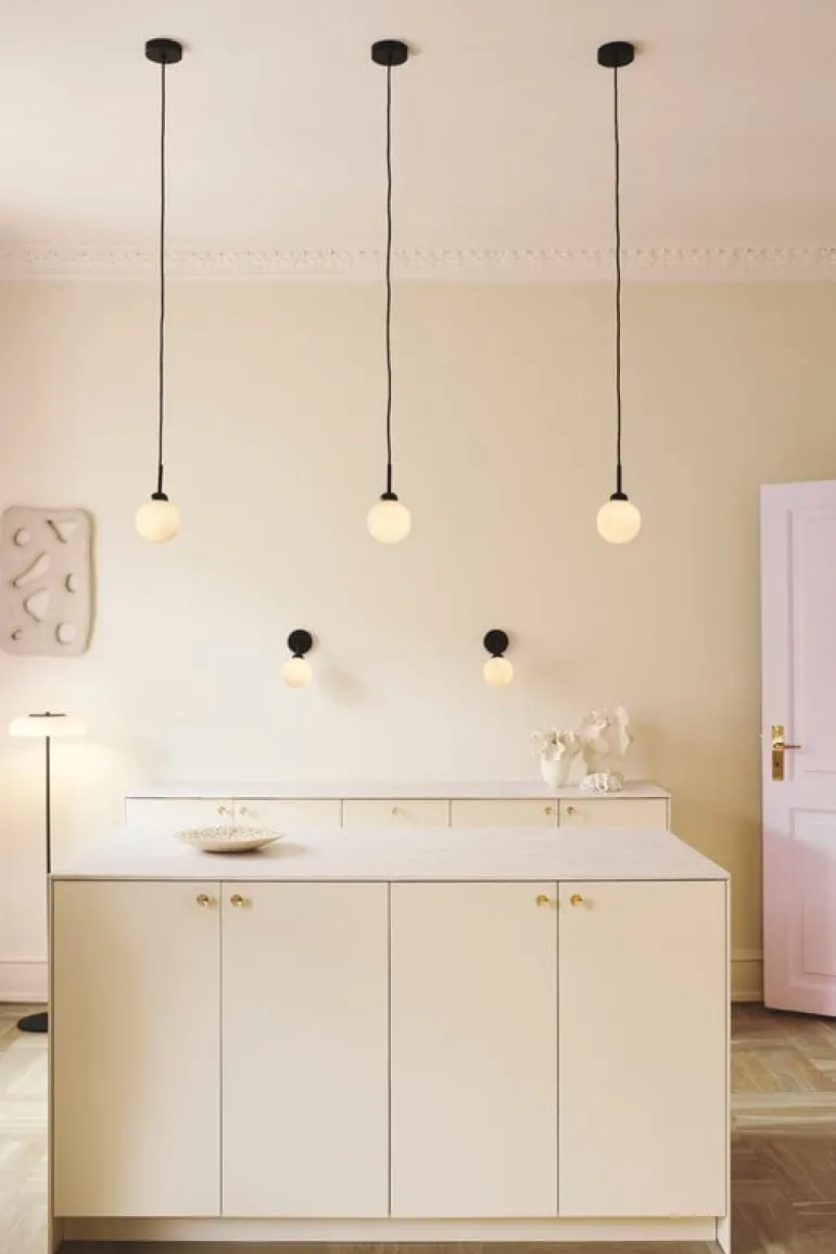 Nuura Apiales 1 hänglampa, satin svart - opalvit