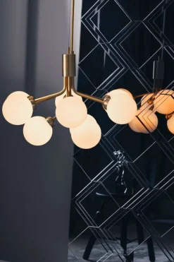 Nuura Apiales 9 pendellampa, borstad mässing - opal white