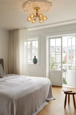 Nuura Apiales 6 taklampa, brushed brass - optic gold