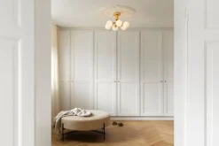 Nuura Apiales 6 taklampa, brushed brass - opal white