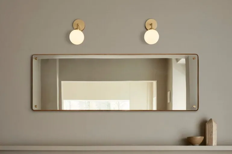 Nuura Apiales vägglampa, borstad mässing - opalvit