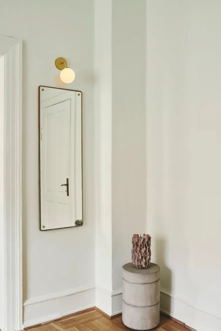 Nuura Apiales vägglampa, borstad mässing - opalvit