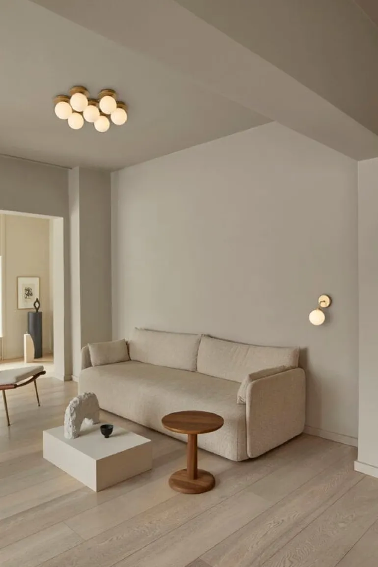 Nuura Apiales vägglampa, borstad mässing - opalvit