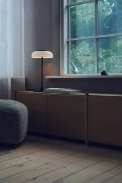 Nuura Blossi bordslampa, satinsvart - opal