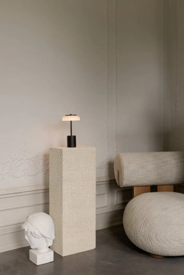 Nuura Blossi Mini bärbar bordslampa, svart - opal