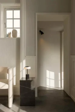 Nuura Blossi Mini bärbar bordslampa, svart - opal