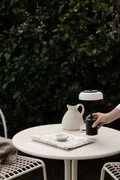 Nuura Blossi Mini bärbar bordslampa, svart - opal