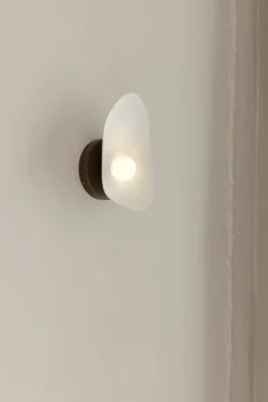 Nuura Florii 1 vägglampa, mörk brons - vit