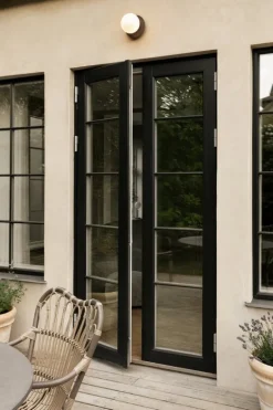 Nuura Liila 1 Outdoor vägg/taklampa, mörk brons - opalvit