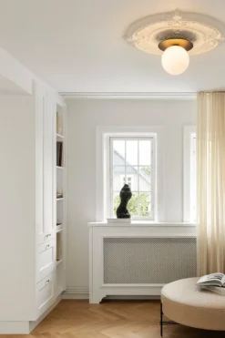 Nuura Liila 1 vägg-/taklampa, stor, svart - opalvit