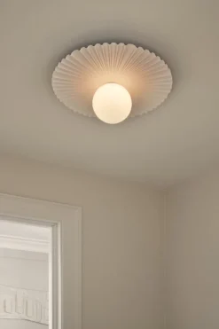 Nuura Liila Muuse vägg-/taklampa, medium, vit - opal