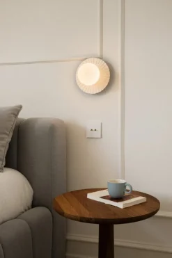 Nuura Liila Muuse vägg-/taklampa, liten, vit - opal