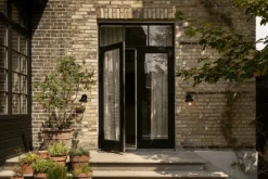 Nuura Liila Outdoor vägglampa, svart - optic clear