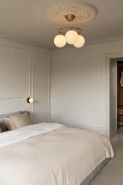 Nuura Miira 3 Circular pendellampa, mässing - opalvit