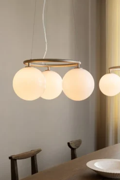 Nuura Miira 3 Circular pendellampa, mässing - opalvit