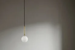 Nuura Miira 1 pendellampa, mässing - opal