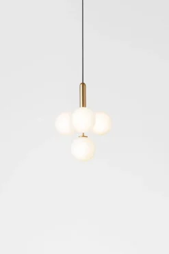 Nuura Miira 4 pendellampa, mässing - opalglas