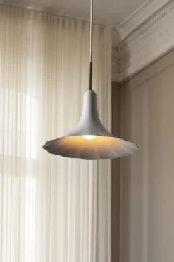 Nuura Petalii 1 pendel, liten, vit - polerad mässing