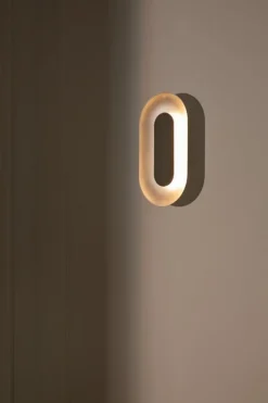 Nuura Sasi Small vägglampa, mässing