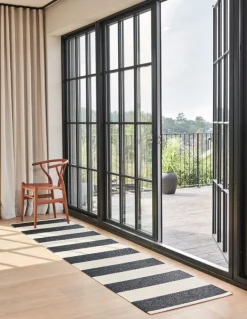 Pappelina Bob matta, 70 x 300 cm, svart - vanilj