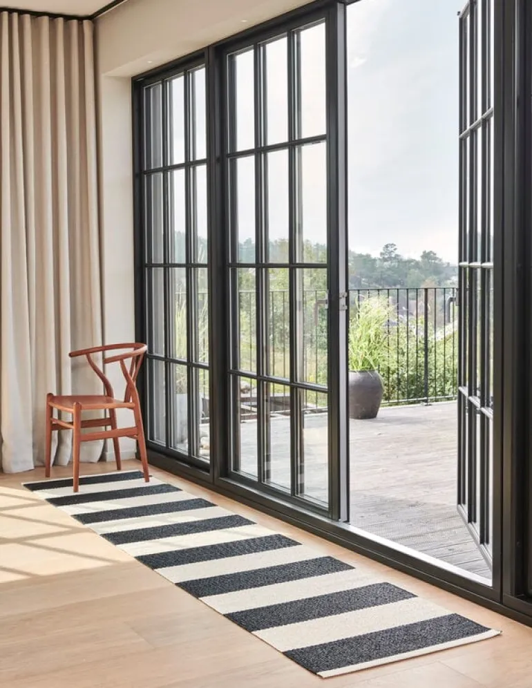 Pappelina Bob matta, 70 x 300 cm, svart - vanilj