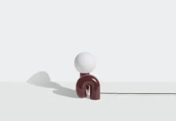 Petite Friture Neotenic bordslampa, 26 cm, körsbär