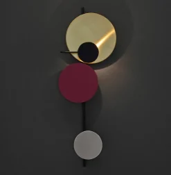 PLEASE WAIT to be SEATED Planet vägglampa, fig purple