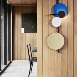 PLEASE WAIT to be SEATED Planet vägglampa, blå