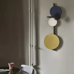 PLEASE WAIT to be SEATED Planet vägglampa, marinblå