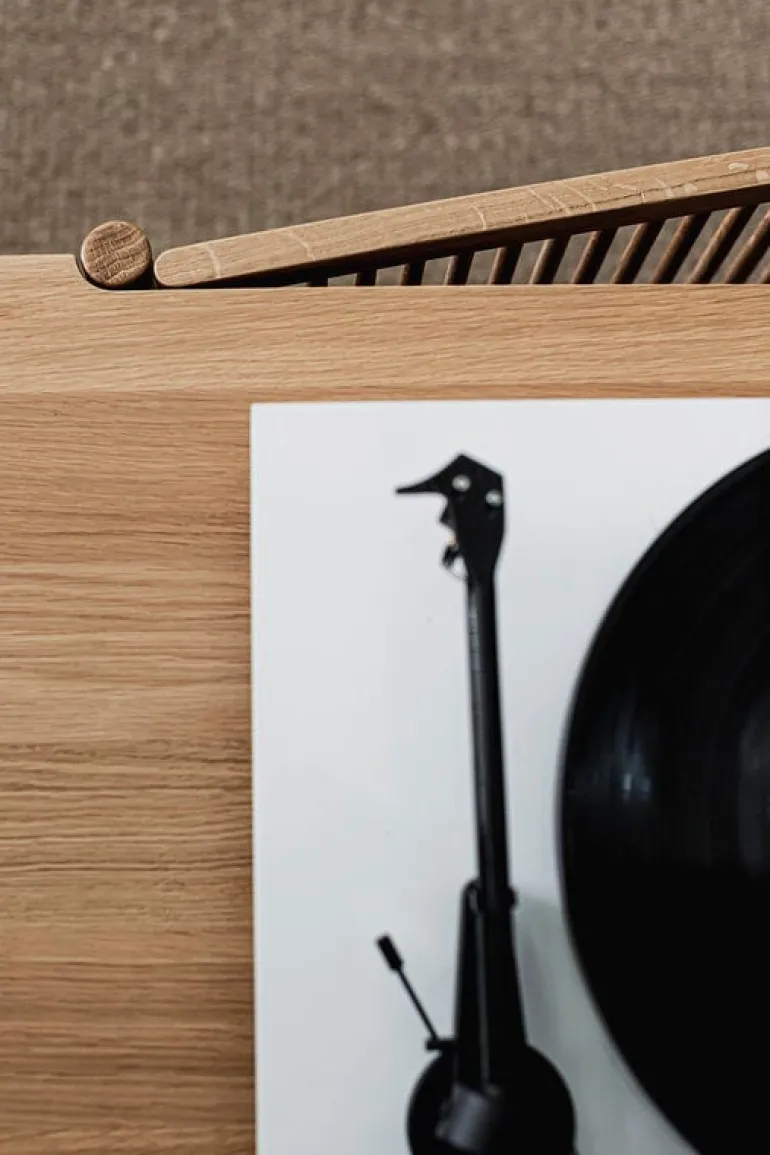 Poiat Bastone lågt sideboard med dörrar, ek