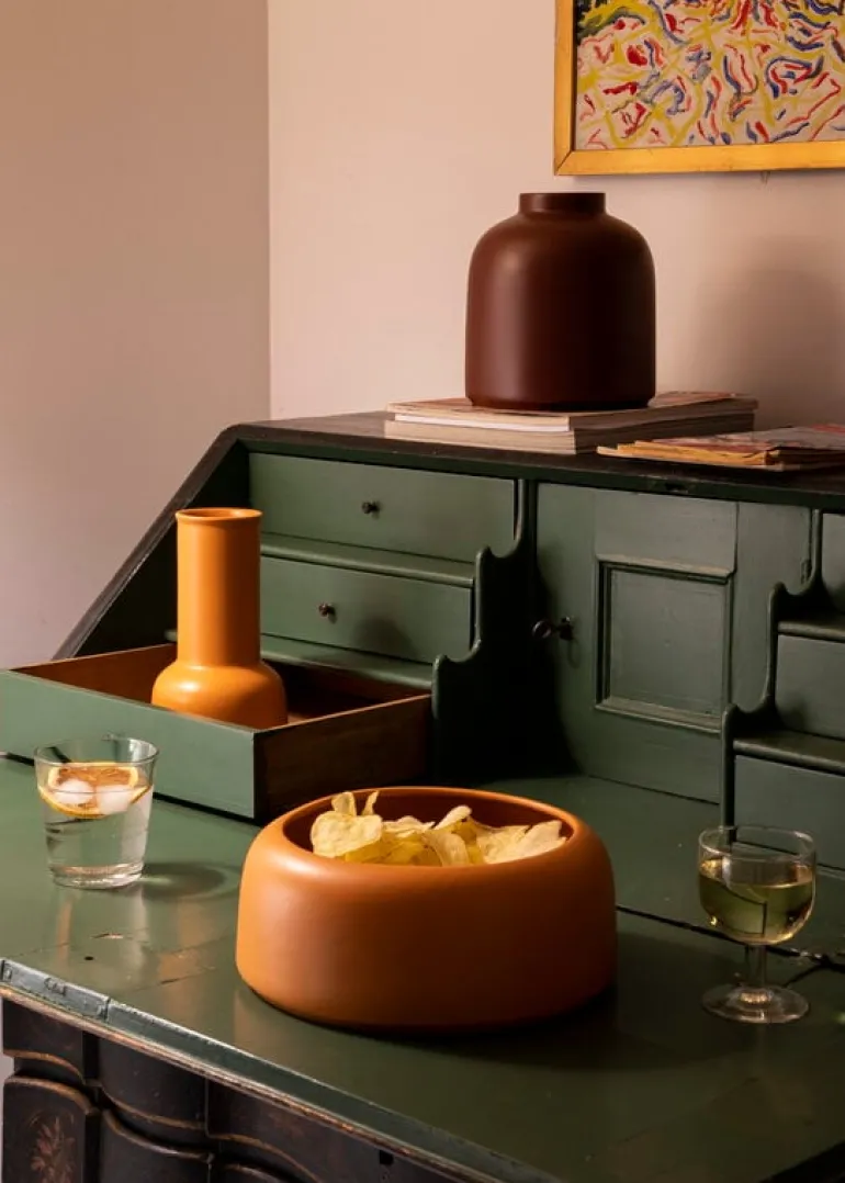 Raawii Omar vas, tawny