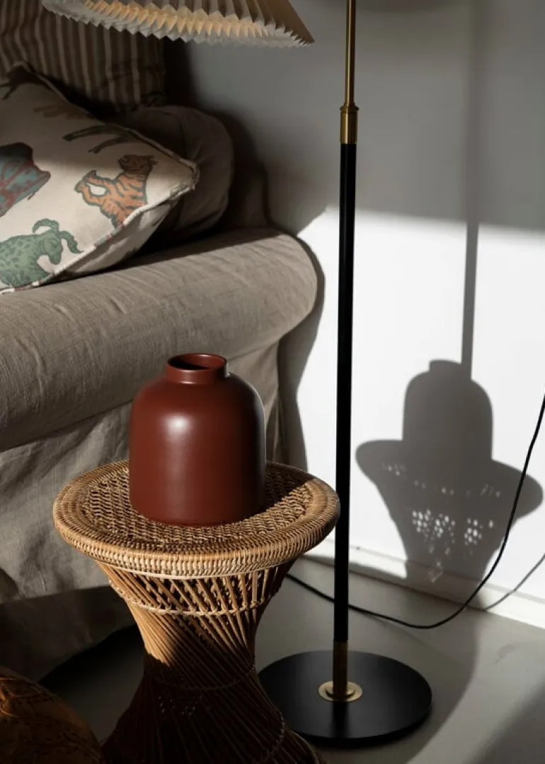 Raawii Omar vas, tawny