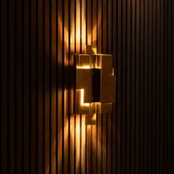 Örsjö Skyline vägglampa, trådbunden, mässing