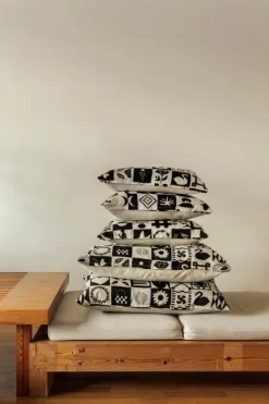 Saana ja Olli Kaukana kotoa kuddfodral, 40 x 60 cm, beige - svart