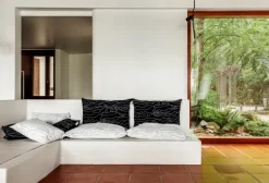 Saana ja Olli Kuddfodral Rakkauden meri, 40 x 60 cm, svart - vit