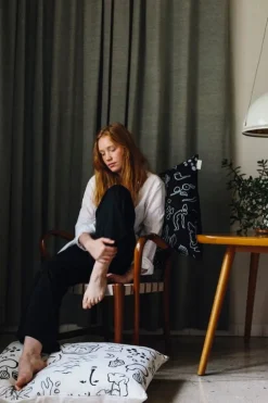 Saana ja Olli Onnenmaa kuddfodral 60 x 80 cm, svart - vit