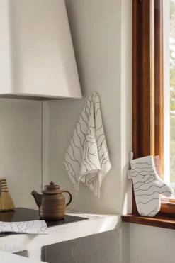 Saana ja Olli Rakkauden meri kökshandduk/placemat, vit - svart