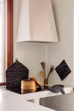 Saana ja Olli Rakkauden meri tekannaöverdrag, svart - vit