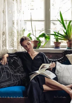 Saana ja Olli Unien talo kuddfodral 40 x 60 cm, vit - svart