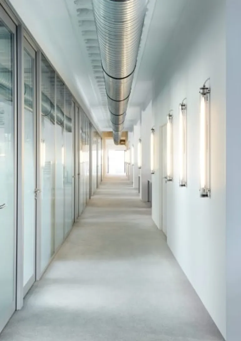 Sammode Elgar Casambi vägglampa, 1000 mm, silver