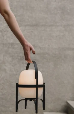 Santa & Cole Cestita Alubat bordslampa, svart