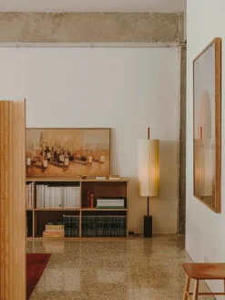 Santa & Cole Dórica golvlampa, naturvit - brons