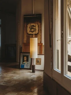 Santa & Cole Dórica golvlampa, naturvit - brons