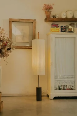 Santa & Cole Dórica golvlampa, naturvit - brons