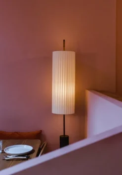 Santa & Cole Dórica golvlampa, naturvit - brons