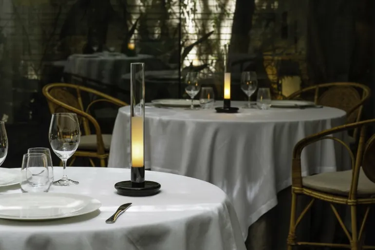 Santa & Cole Sylvestrina bärbar bordslampa, klar - svart