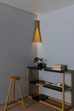 Secto Design Secto 4236 vägglampa för hörn, 60 cm, valnöt