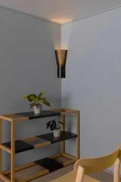 Secto Design Secto 4237 vägglampa för hörn, 45 cm, svart