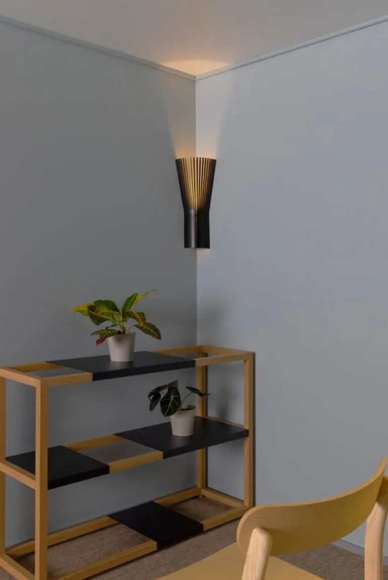 Secto Design Secto 4237 vägglampa för hörn, 45 cm, svart