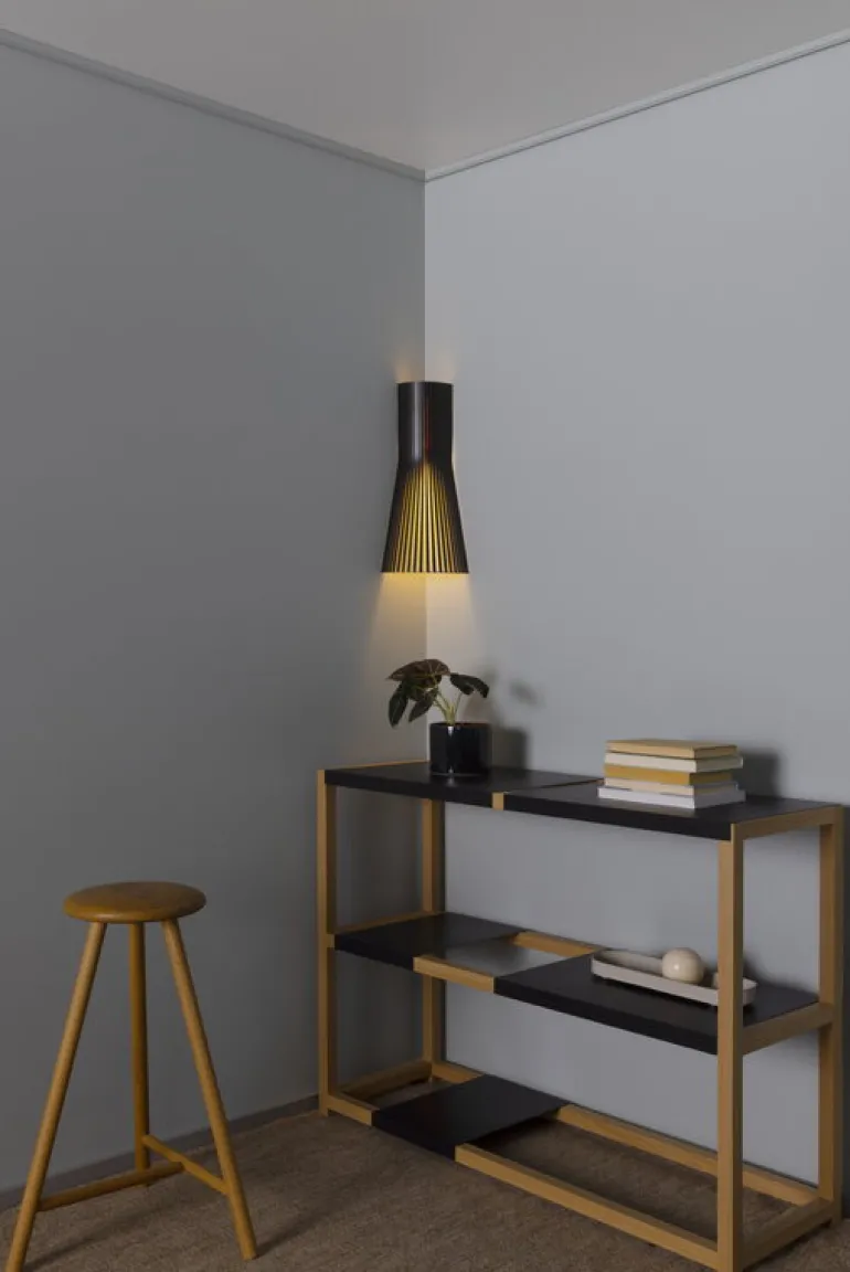 Secto Design Secto 4237 vägglampa för hörn, 45 cm, svart